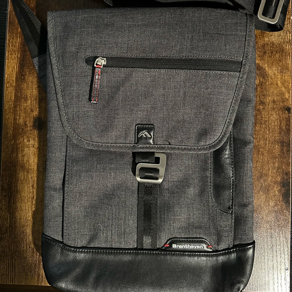 Brenthaven Collins Vertical Messenger Bag